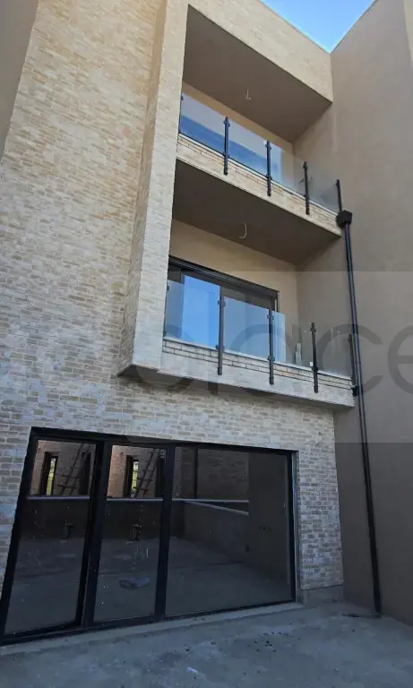 Shtëpi  211m²