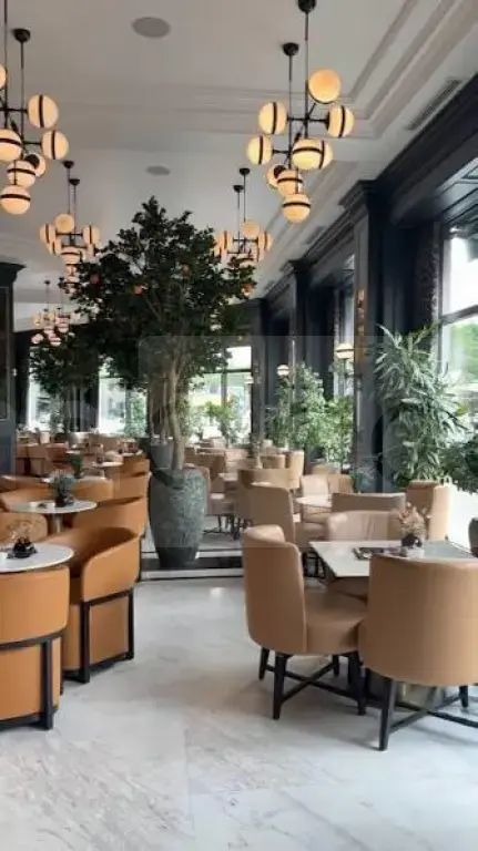 Kerkohet banakier, kamarier - Tirana hotel