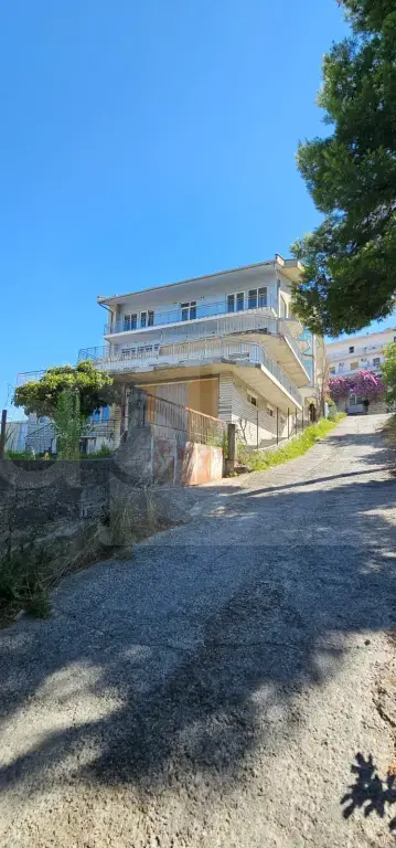 Vilë  1297m²