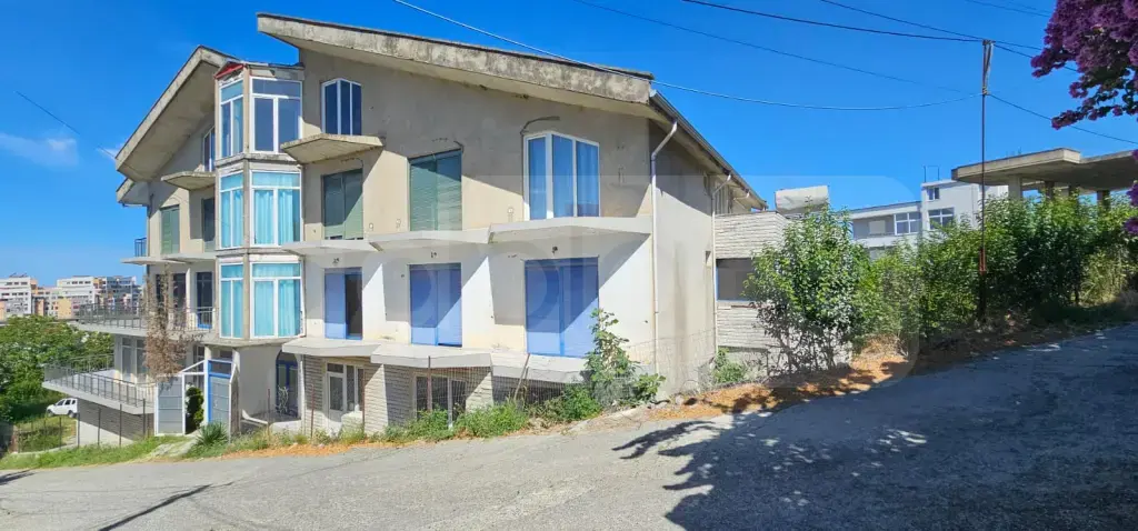 Vilë  1297m²