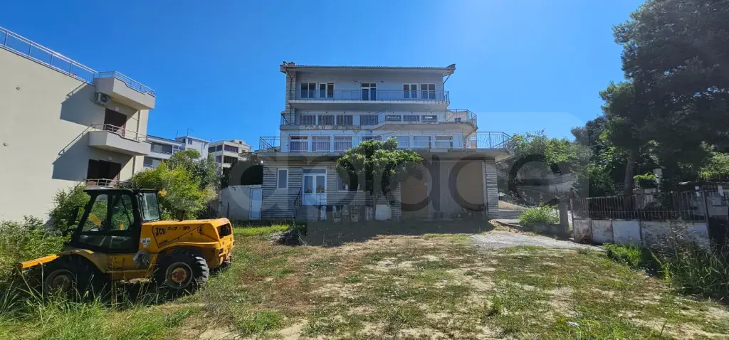 Vilë  1297m²