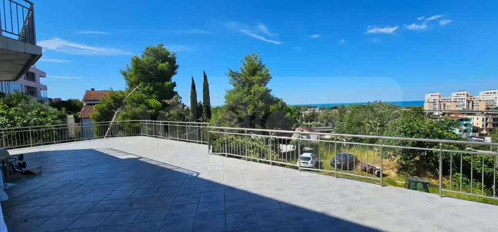 Vilë  1297m²