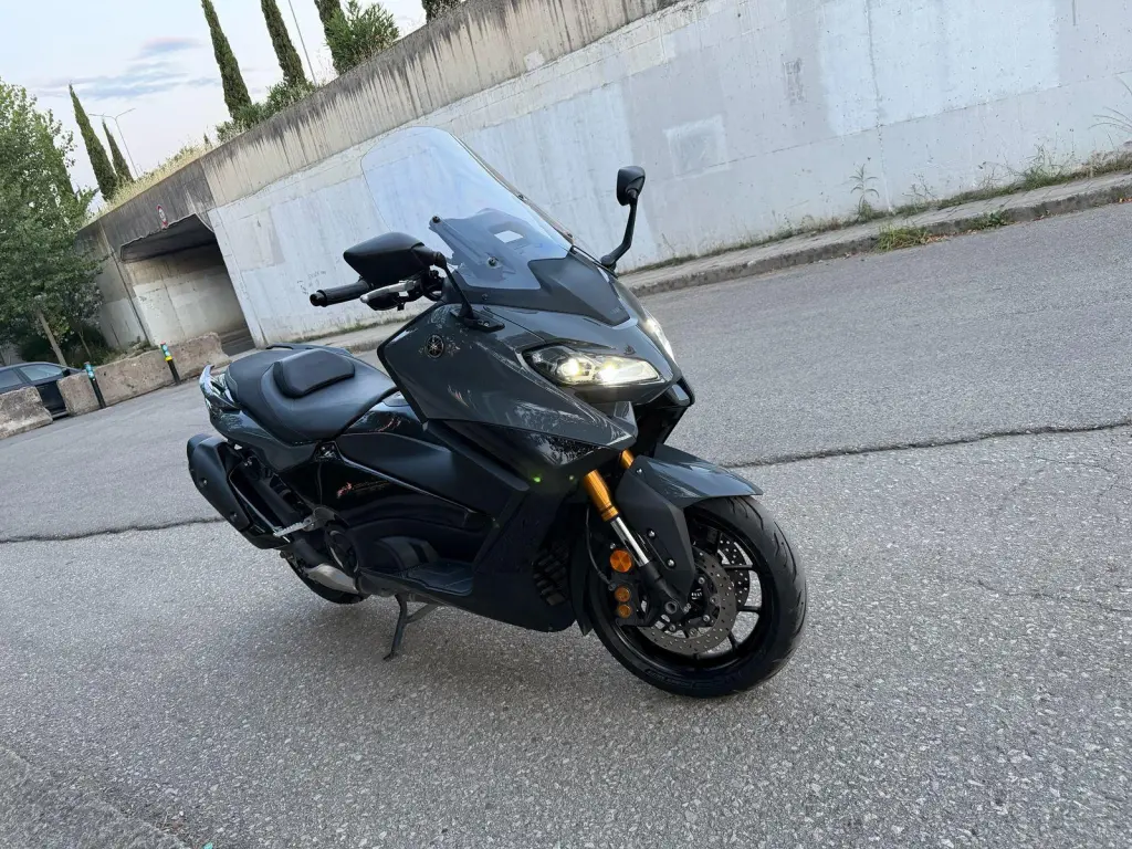 Yamaha T-Max 560 cc