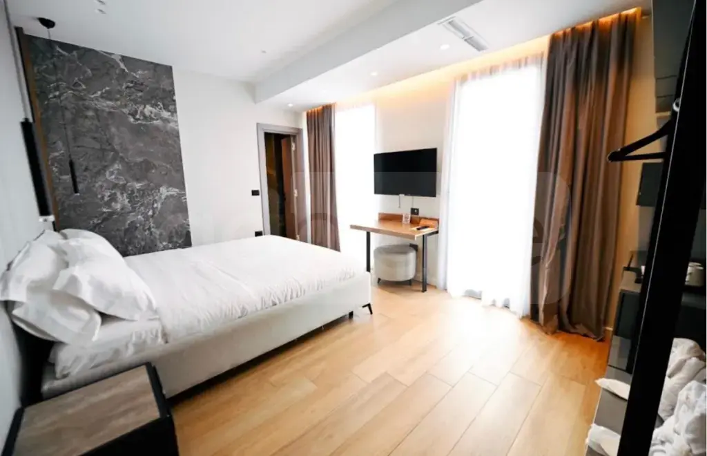 Hotel 4 yje kerkon recepsionist
