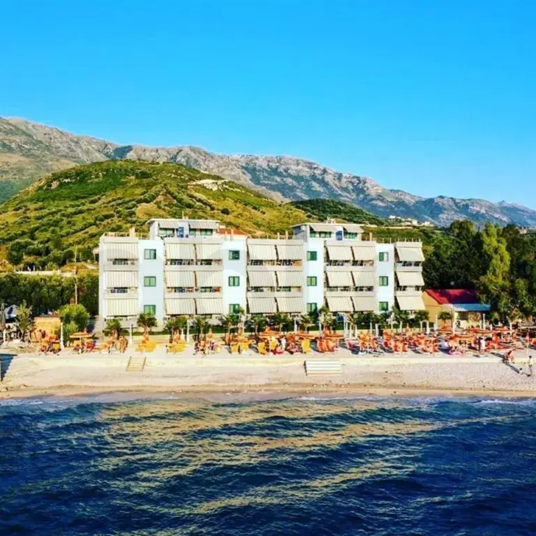 Kerkohet staff per sezonin veror restorant vlore