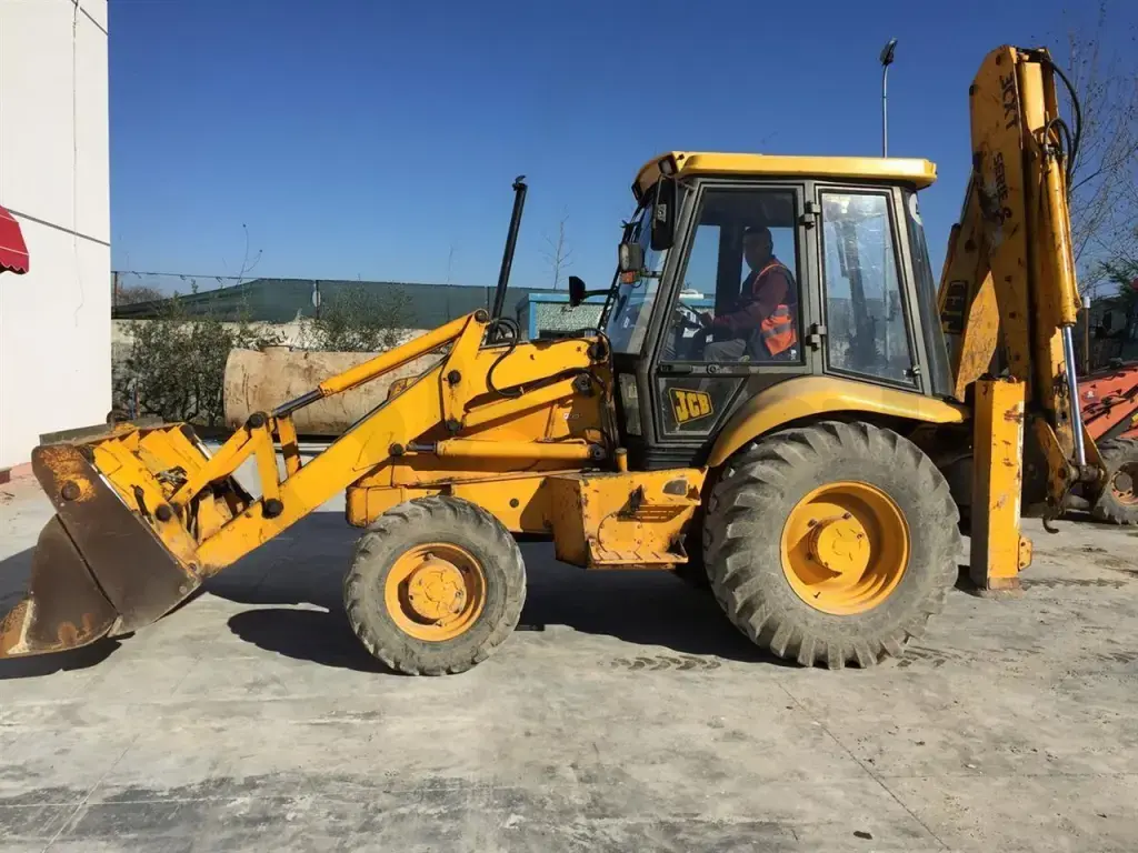 Qira e ekskavatorit JCB me operator.