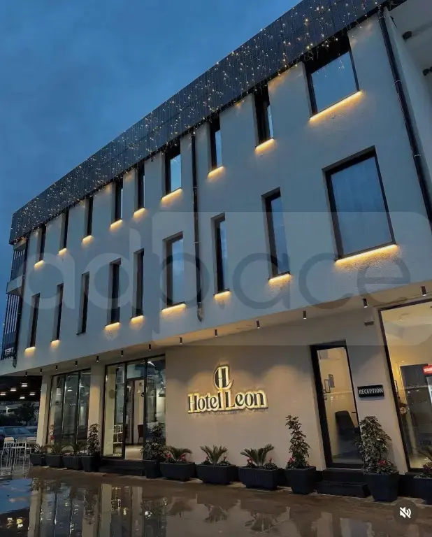 Kamarier-Banakier per Leon Hotel TURN I TRETE