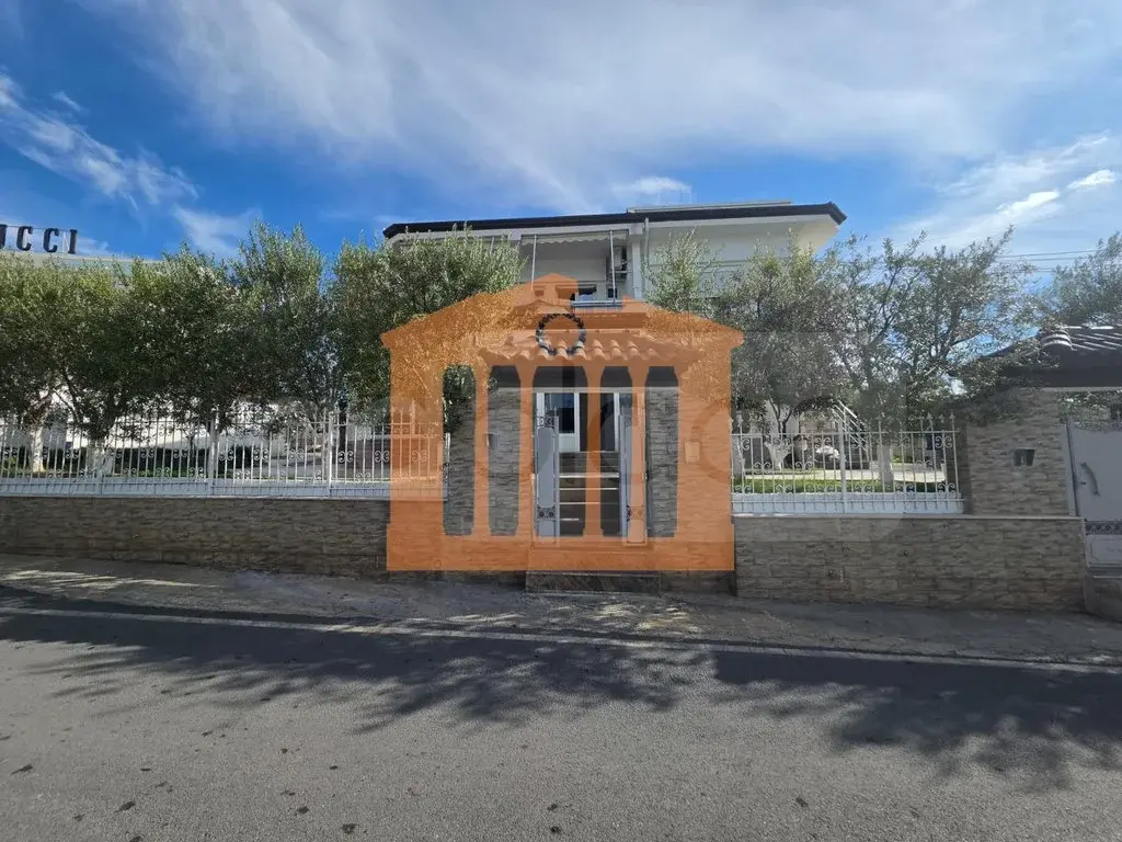 Apartament 1+3 dhoma 130 m² 1 kati