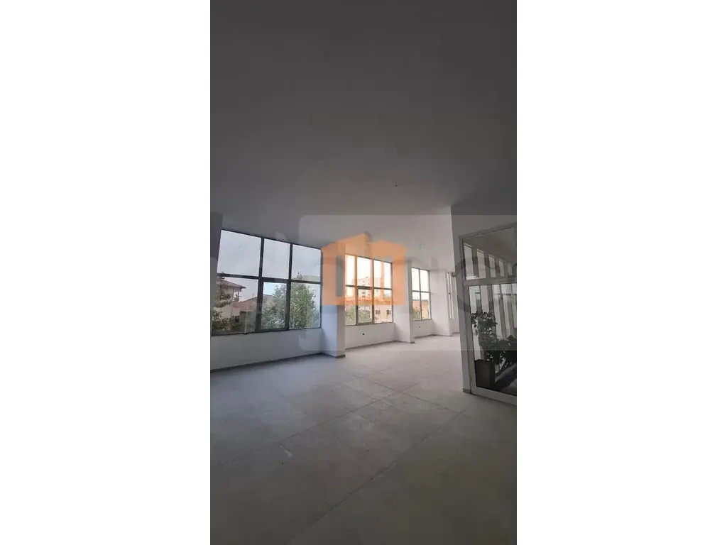 Pasuri të patundshme komerciale 400 m² 2 kati