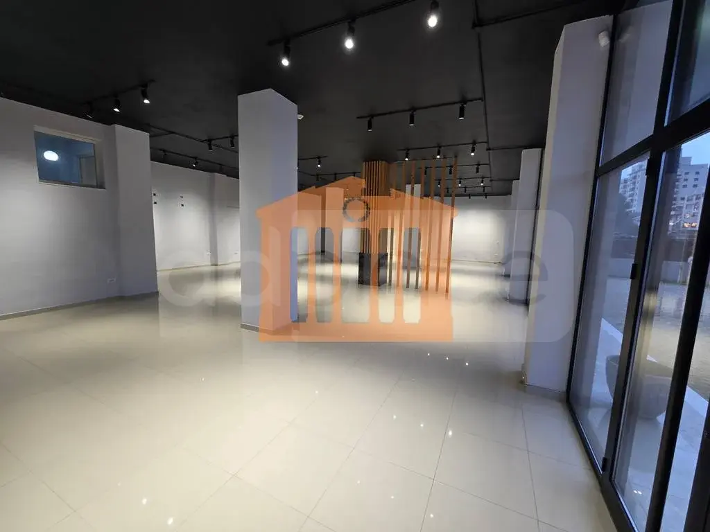 Pasuri të patundshme komerciale 832 m² 1 kati