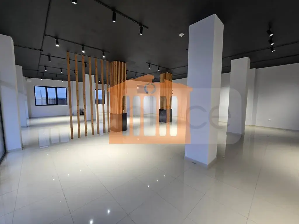 Pasuri të patundshme komerciale 832 m² 1 kati