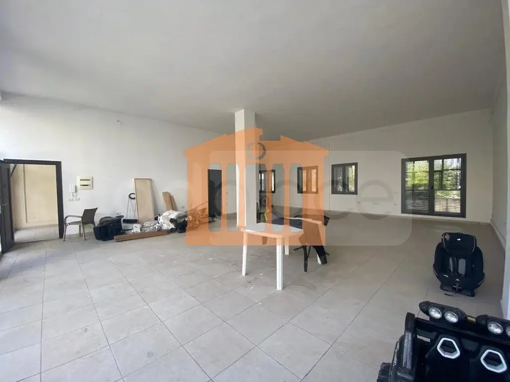 Pasuri të patundshme komerciale 150 m² 1 kati