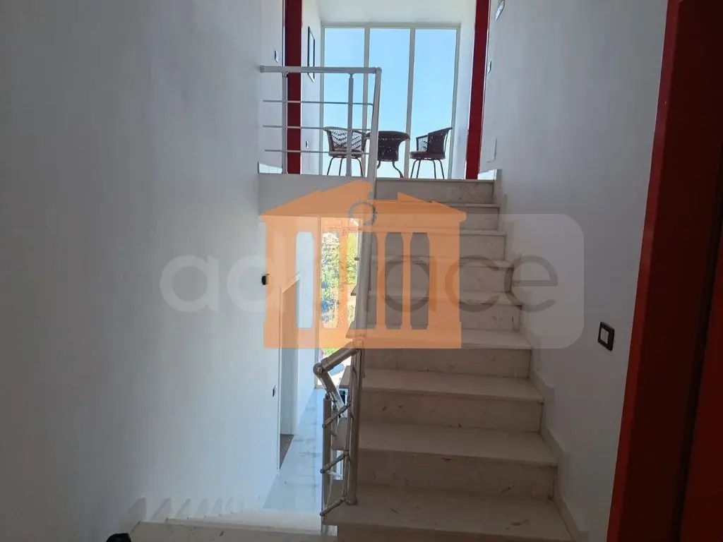 Vilë 450 m²