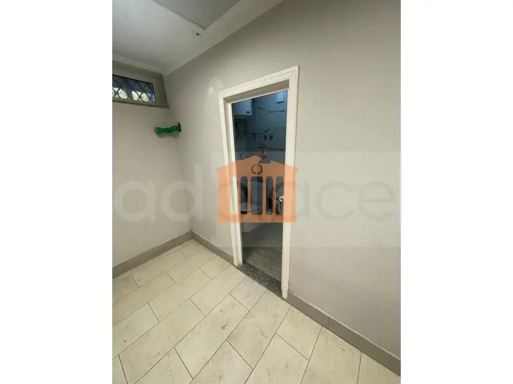 Pasuri të patundshme komerciale 200 m² -1 kati
