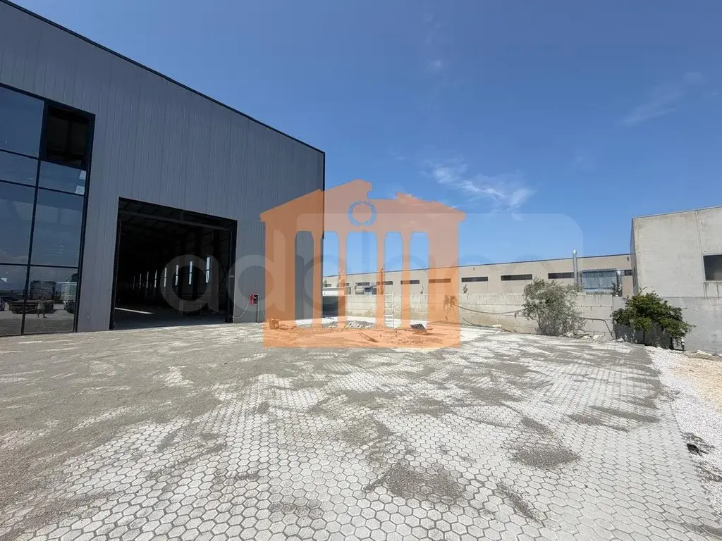 Pasuri të patundshme komerciale 2400 m²