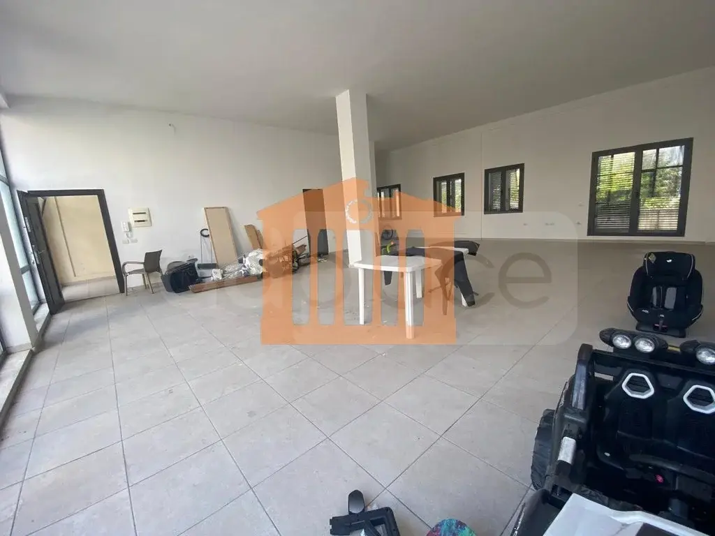 Pasuri të patundshme komerciale 150 m² 1 kati