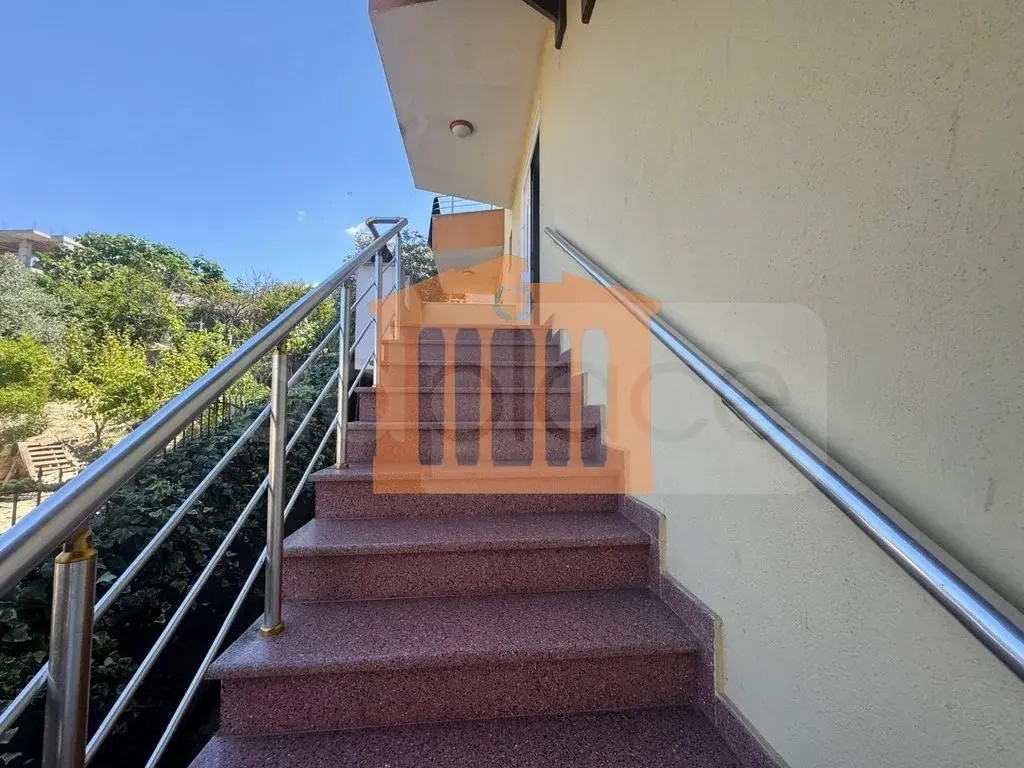 Pasuri të patundshme komerciale 170 m² 1-5 kati