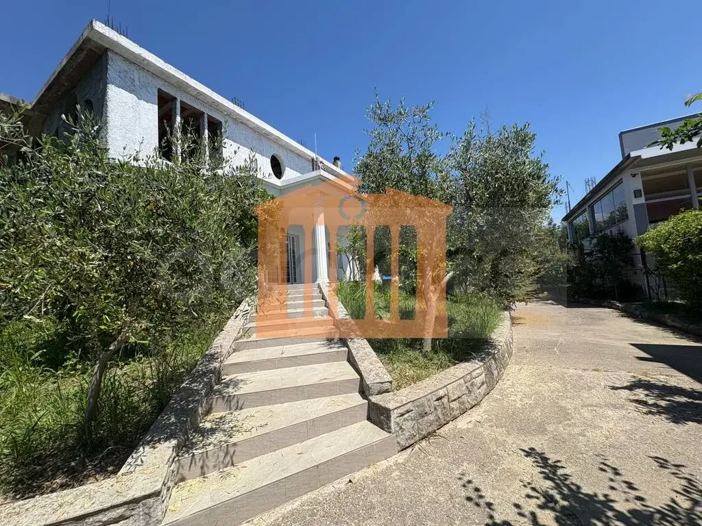 Vilë 605 m²