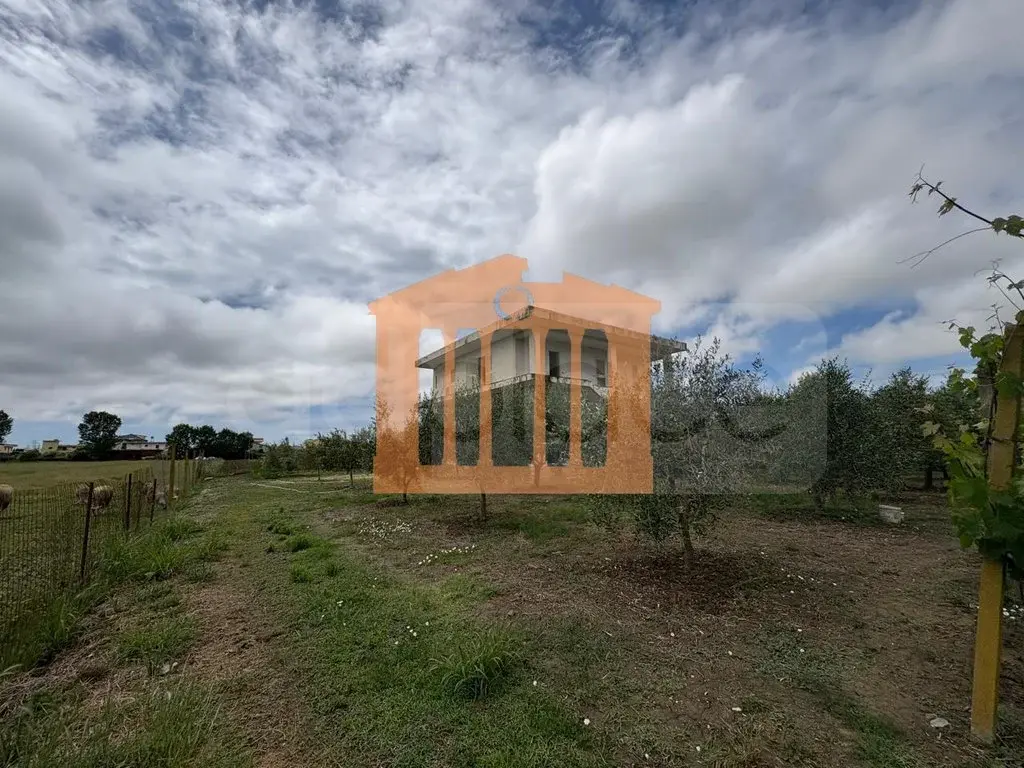 Vilë 325 m²