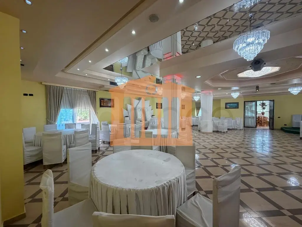 Pasuri të patundshme komerciale 250 m² 2 kati