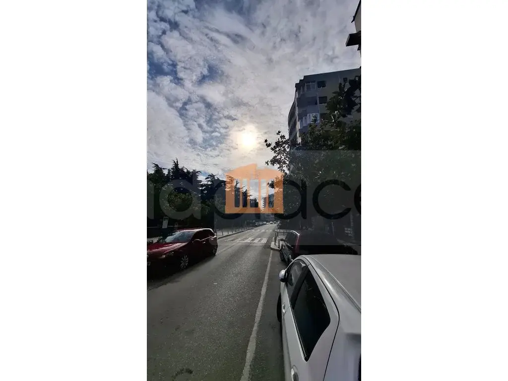 Pasuri të palujtshme komerciale 200 m² -1 kati