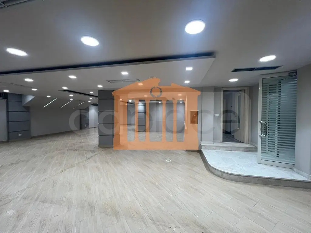 Pasuri të palujtshme komerciale 195 m² -1->0 kati