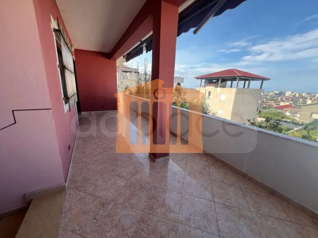 Vilë 315 m²
