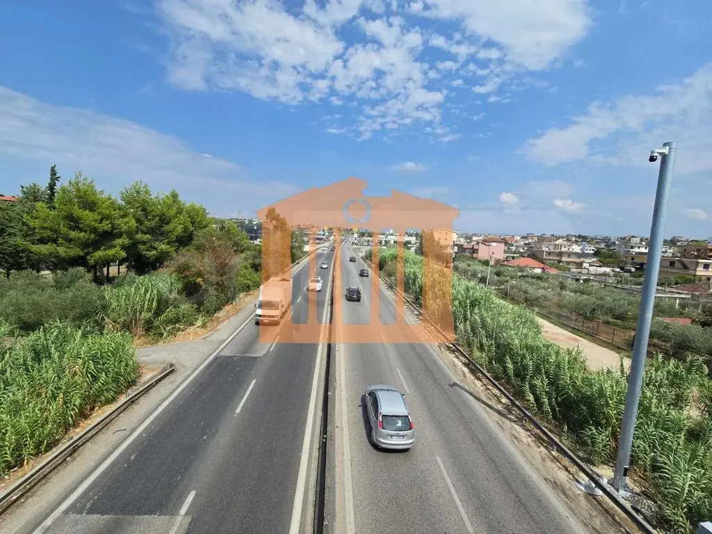 Pasuri të palujtshme komerciale 576 m² 2 kati