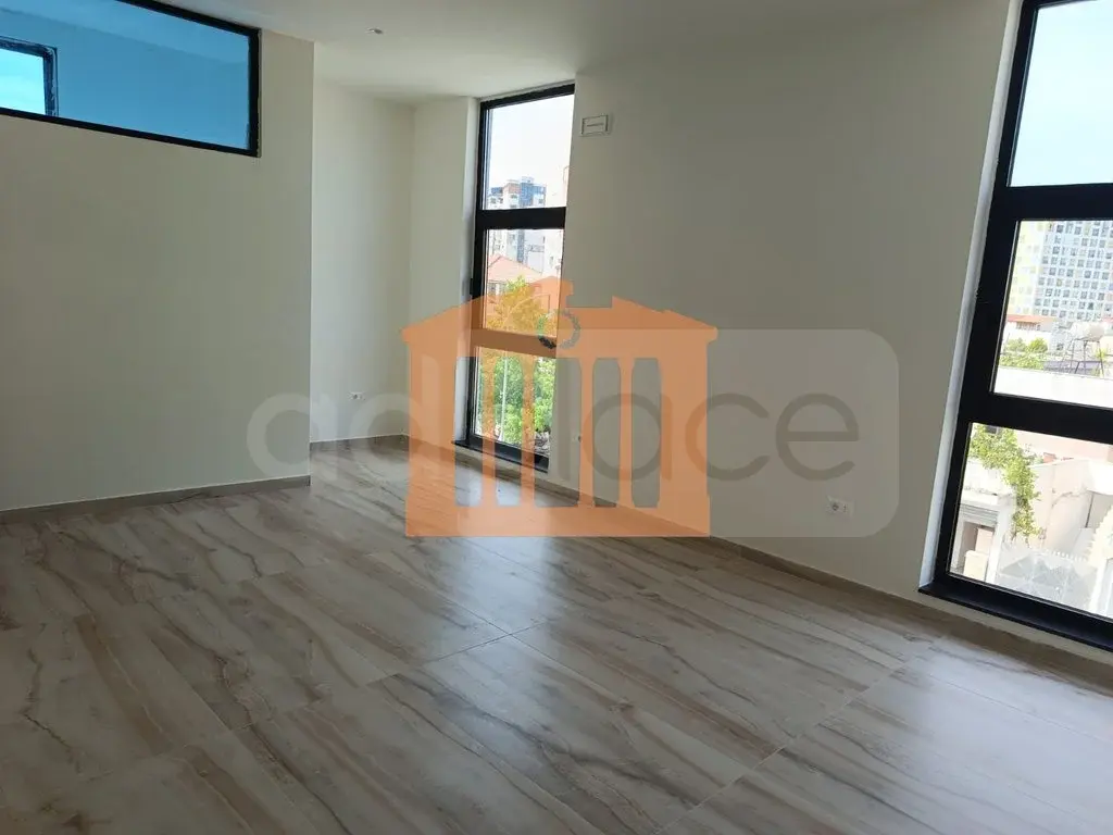 Pasuri të patundshme komerciale 82 m² 2 kati
