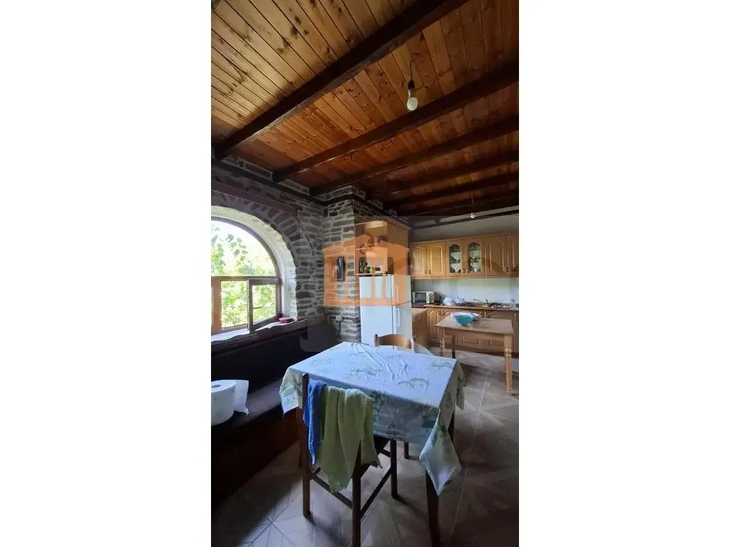 Vilë 930 m² 1 kati