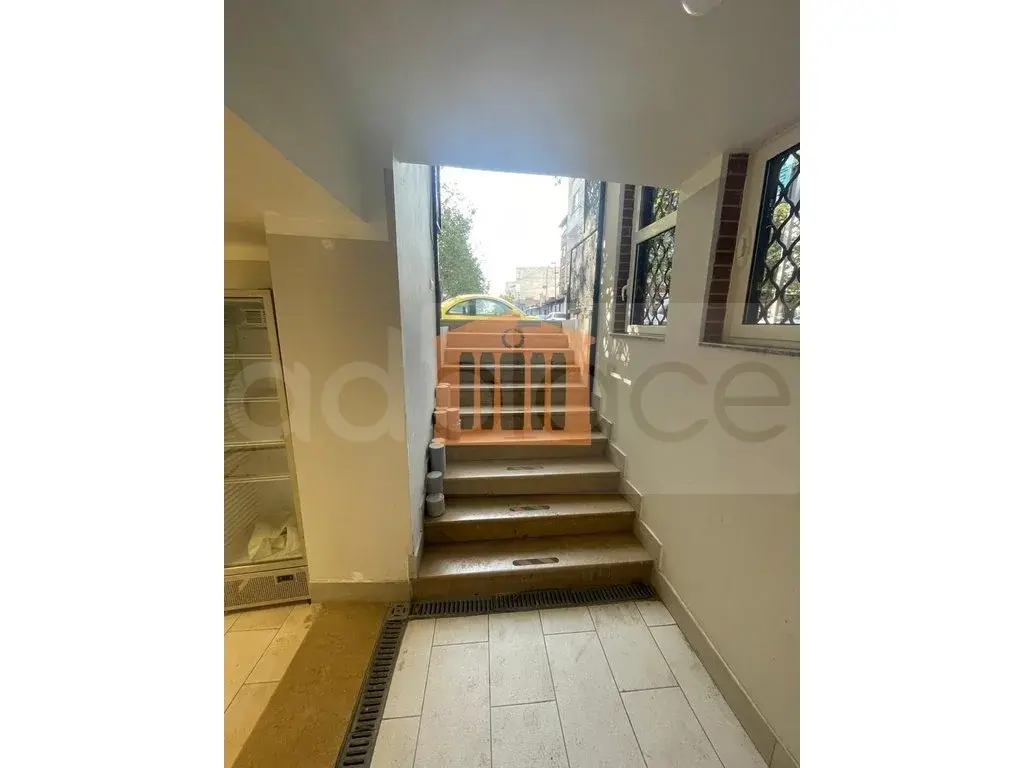 Pasuri të patundshme komerciale 200 m² -1 kati