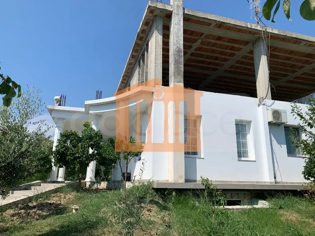Vilë 605 m²
