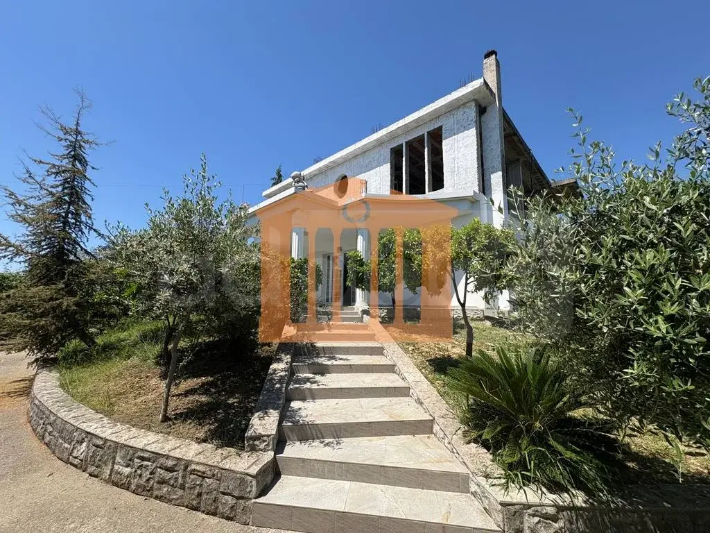 Vilë 605 m²