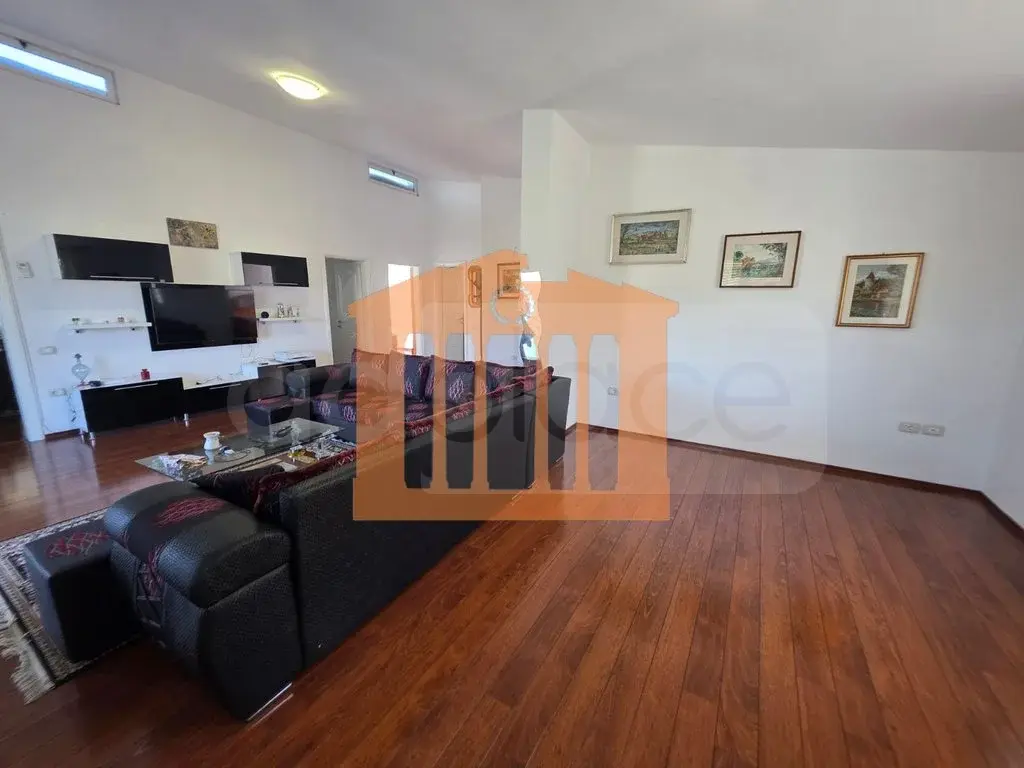 Vilë 140 m² 3 kati