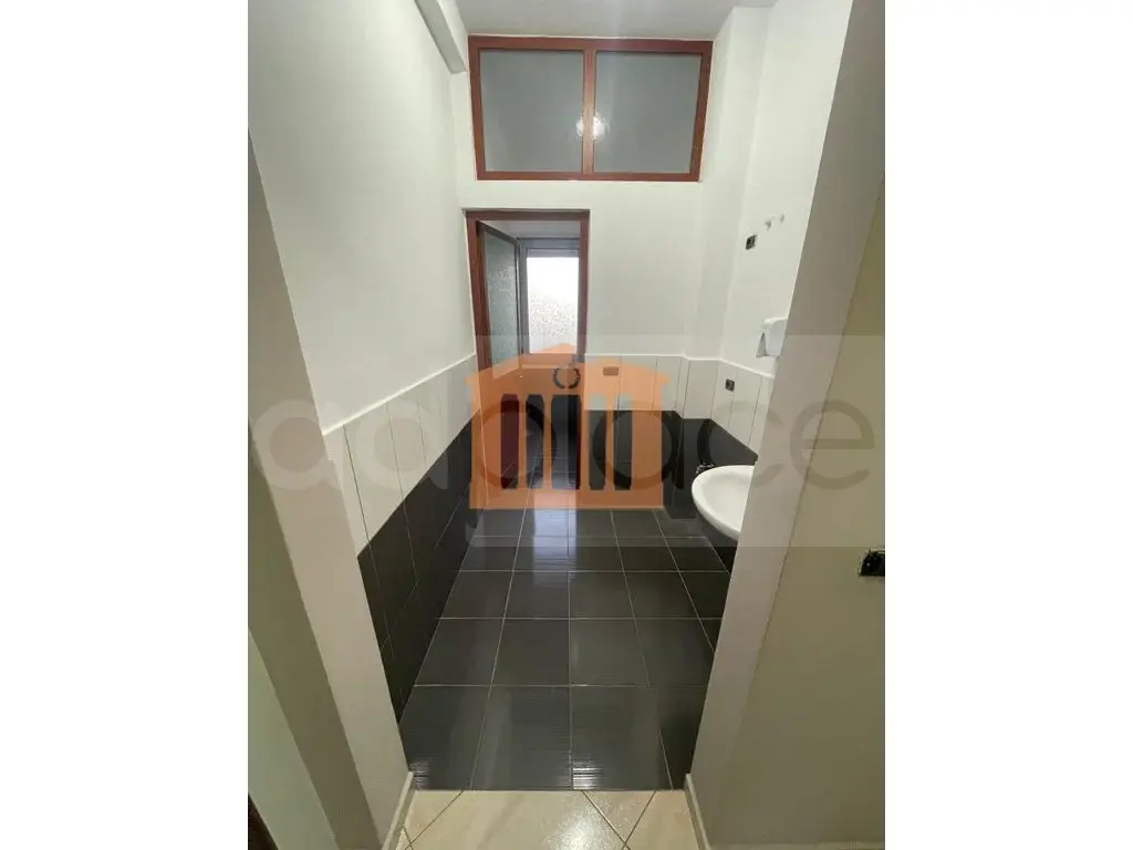 Pasuri të patundshme komerciale 80 m² 1 kati