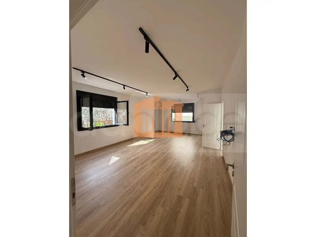Pasuri të patundshme komerciale 200 m² 2 kati