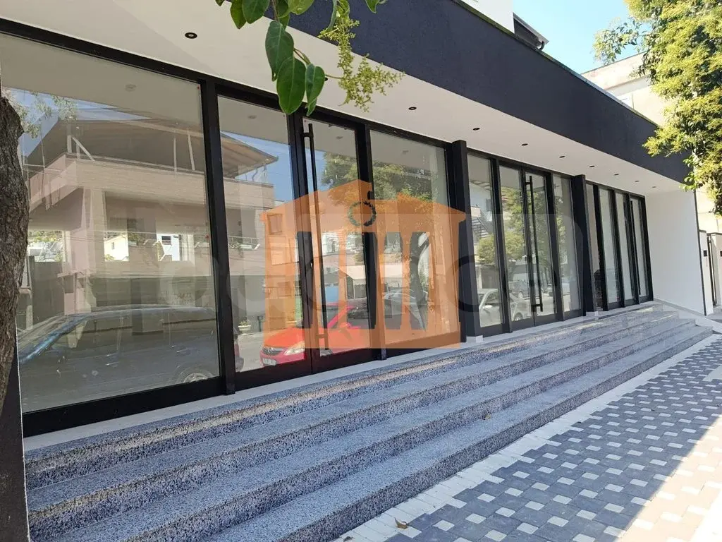 Pasuri të patundshme komerciale 210 m² 1 kati