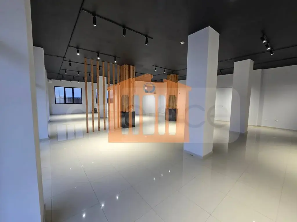 Pasuri të patundshme komerciale 832 m² 1 kati
