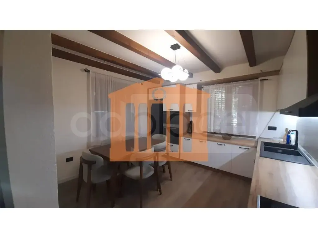 Vilë 200 m²