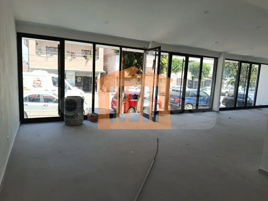 Pasuri të patundshme komerciale 210 m² 1 kati