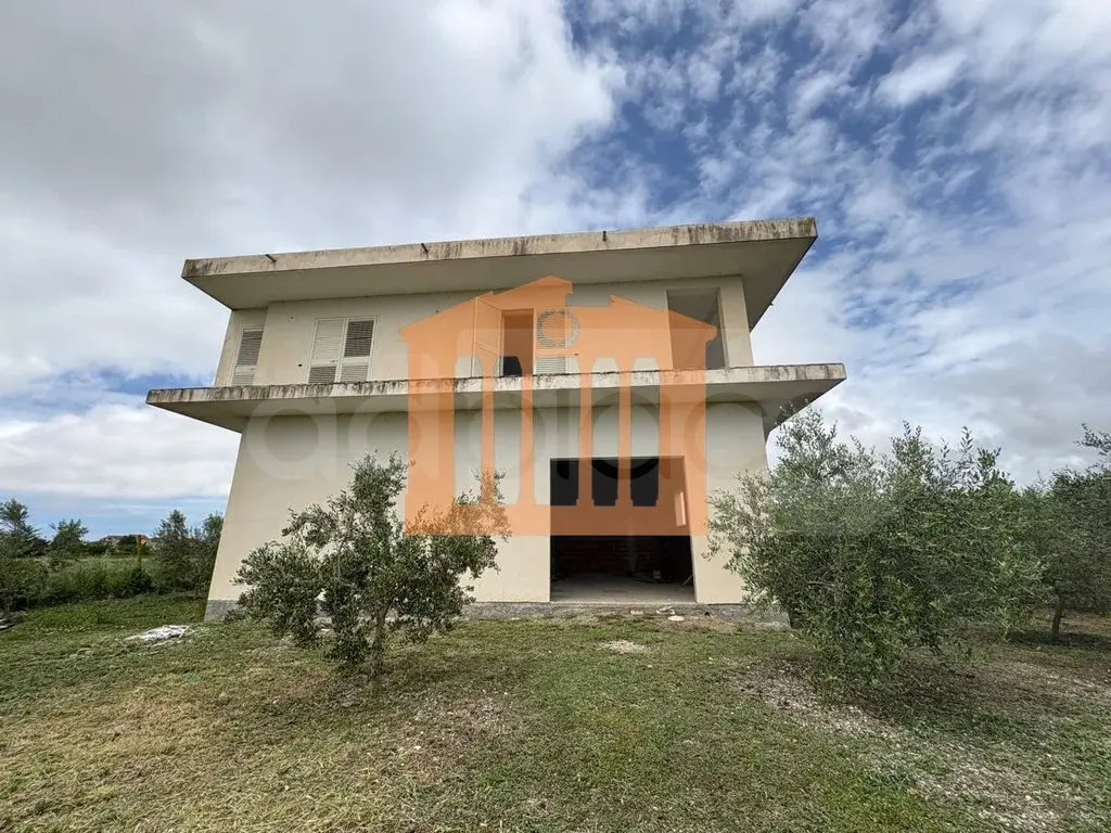 Vilë 325 m²