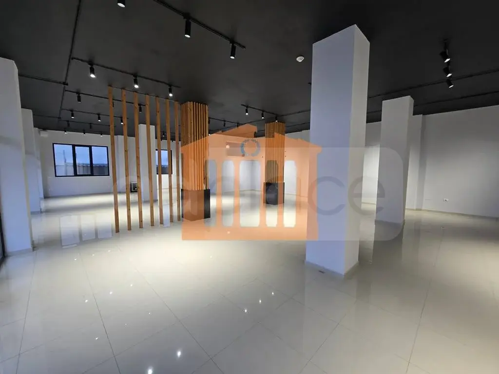 Pasuri të patundshme komerciale 832 m² 1 kati