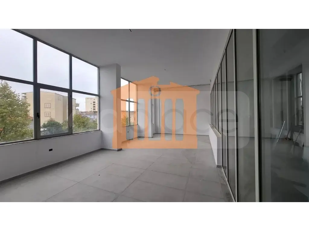 Pasuri të patundshme komerciale 400 m² 2 kati