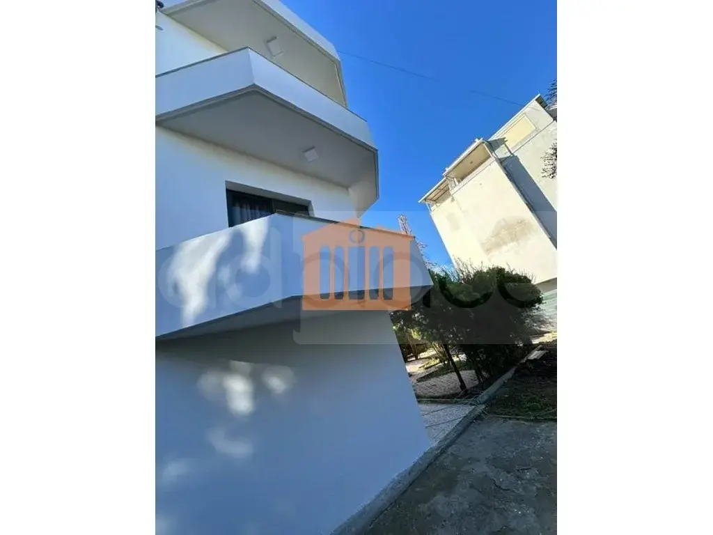 Vilë 440 m² 3 kati