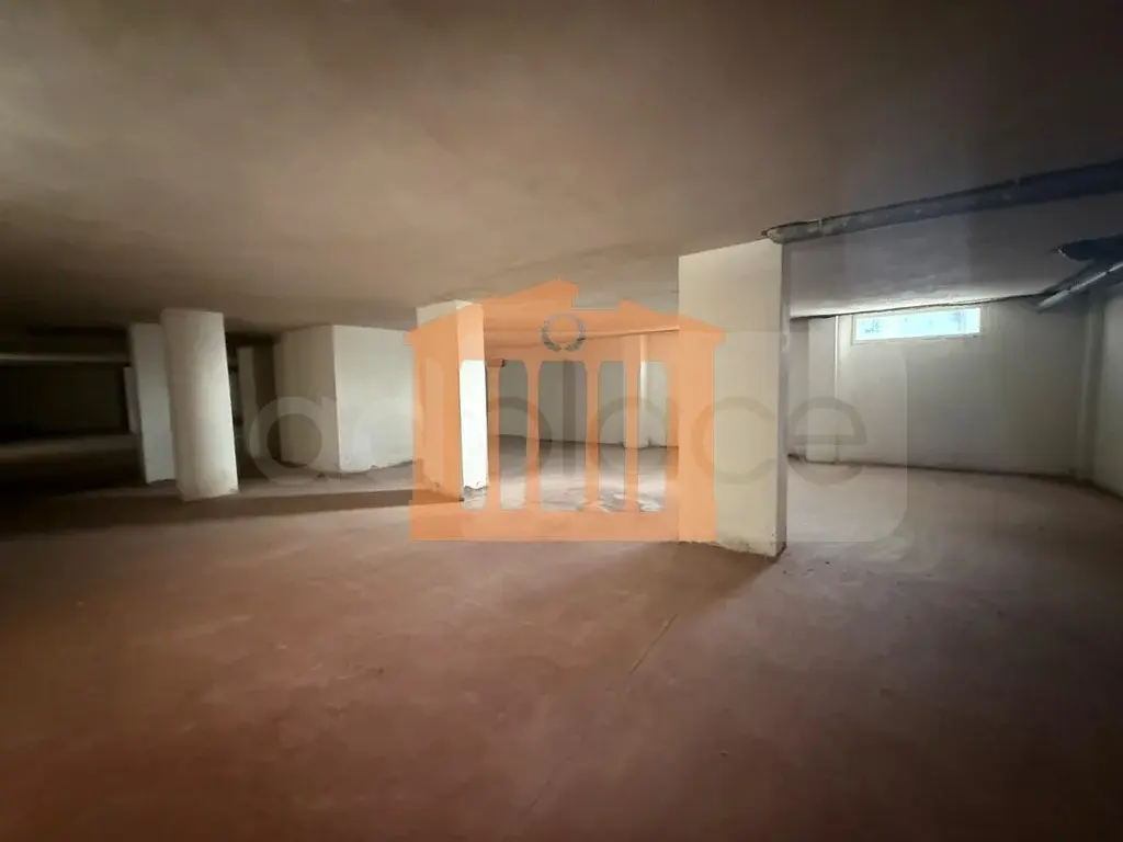 Pasuri të palujtshme komerciale 525 m² -1 kati