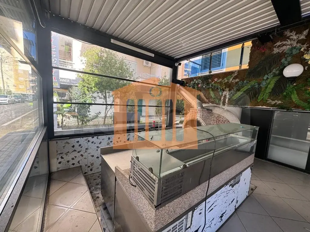 Pasuri të palujtshme komerciale 1198 m² 5 kati
