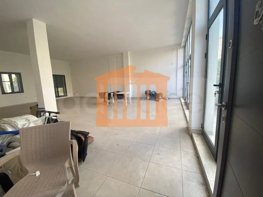 Pasuri të patundshme komerciale 150 m² 1 kati