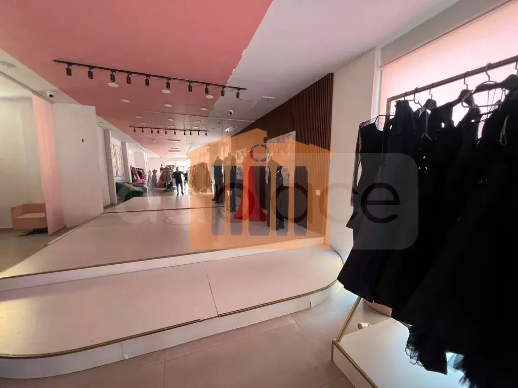 Pasuri të patundshme komerciale 200 m² 1 kati