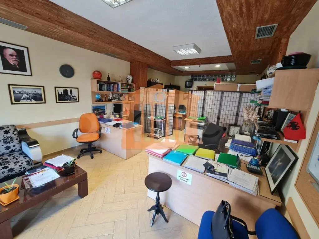 Pasuri të patundshme komerciale 58 m² 2 kati