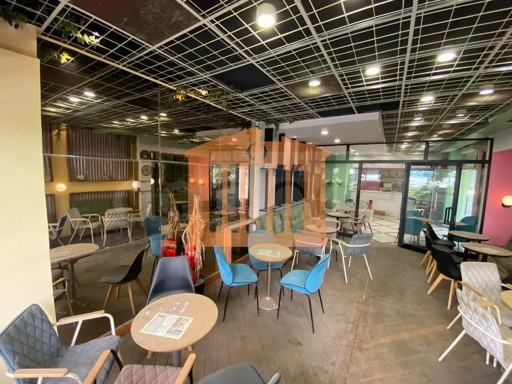 Pasuri të palujtshme komerciale 99 m² 2 kati